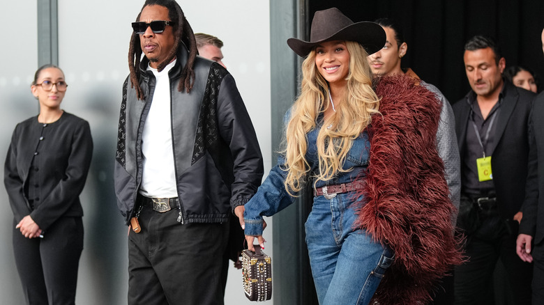 Beyonce carrying a handbag that presumably contains hot sauce