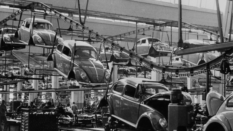 A production line manufacturing Volkswagen beetles at the factory in Wolfsburg, West Germany, 26th September 1956. (Photo by Keystone Features/Hulton Archive/Getty Images)