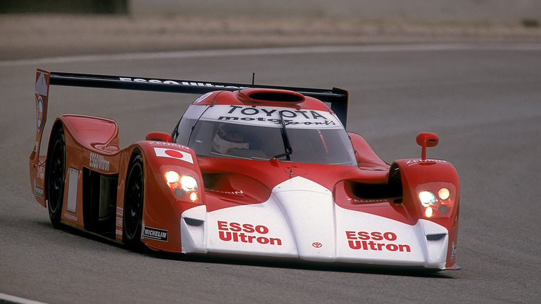 A 1999 toyota gt1 driving down a racetrack