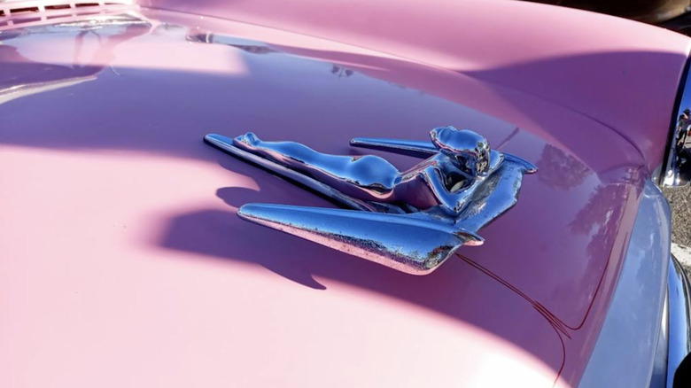 Hood ornament on a Nash Metropolitan