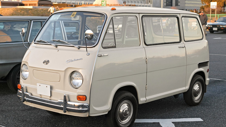 An off-white Subaru Sambar