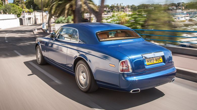 Rear 3/4 view of a blue Rolls-Royce Phantom