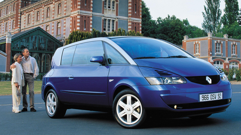 Front 3/4 view of a blue Renault Avantime