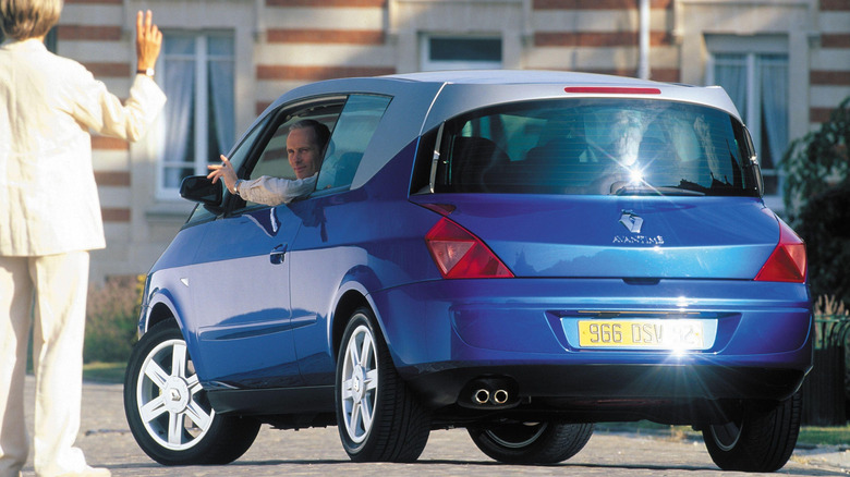 Rear 3/4 view of a blue Renault Avantime