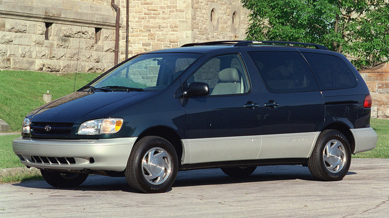 Front 3/4 view of a blue Toyota Sienna