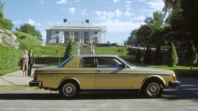 Side view of a gold Volvo 262C
