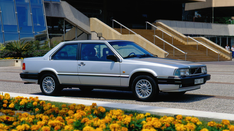 Front 3/4 view of a silver Volvo 780 coupe