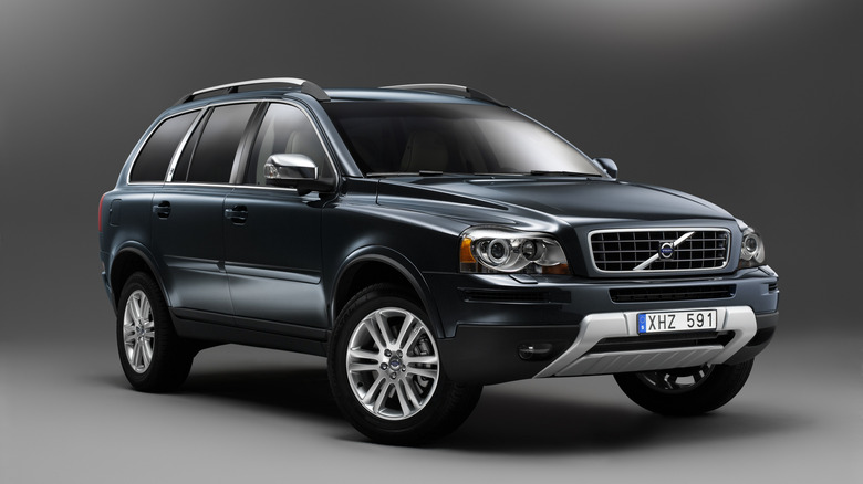 Front 3/4 view of a blue Volvo XC90 Executive