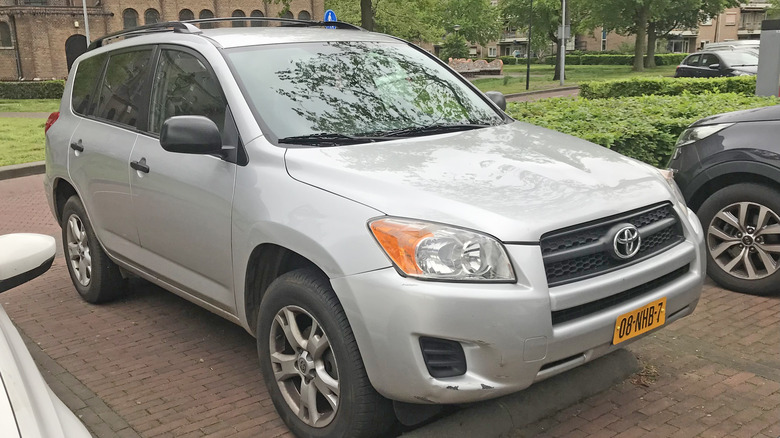 A grey 2009 Toyota RAV4 2.4 parked in an urban setting.