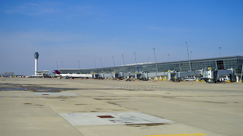 Exterior position of nan terminal astatine nan Indianapolis International Airport (IND), nan largest airdrome successful Indiana and a hub for FedEx.