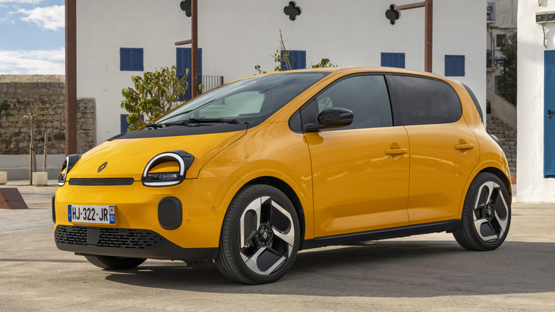 Front 3/4 view of a yellow Renault Twingo