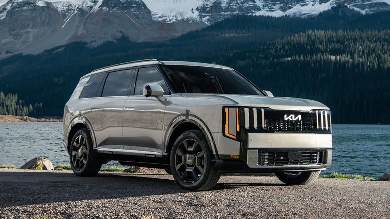 Front 3/4 view of a silver 2027 Kia Telluride hybrid