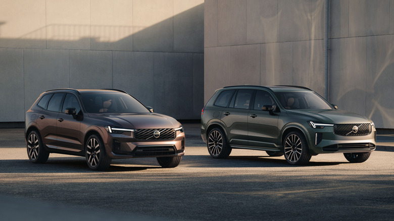 A red Volvo XC60 next to a green Volvo XC90