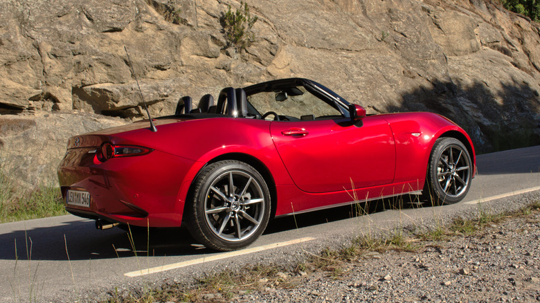 the side view of a red Mazda MX-5 ND 2.0 SKYACTIV-G 160 i-ELOOP