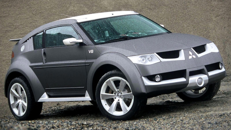 Front 3/4 view of the 2001 Mitsubishi Pajero Evolution concept