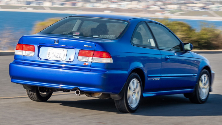 Rear 3/4 view of a blue Honda Civic Si coupe