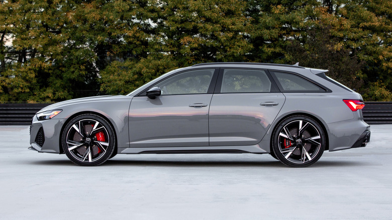 Side view of a gray Audi RS6