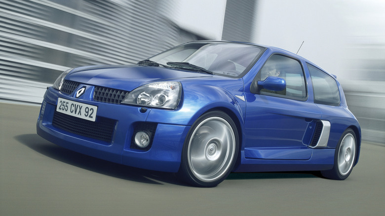Front 3/4 view of a blue Renault Clio V6