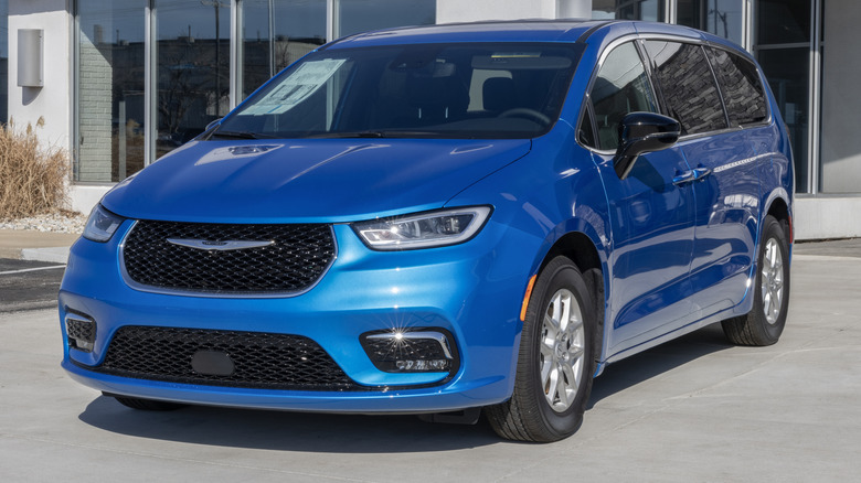 Kokomo - March 8, 2026: Chrysler Pacifica Select minivan display at a dealership. Chrysler offers the Pacifica with a 3.6L VVT V6 engine. MY:2026  by: Jonathan Weiss