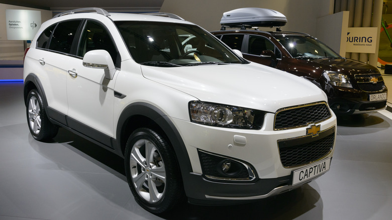 The international version of the Chevrolet Captiva, in white.