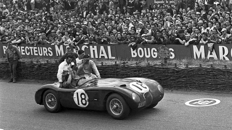 A Jaguar C-Type at the 1953 24 Hours of Le Mans, which utilized disc brakes for the first time.