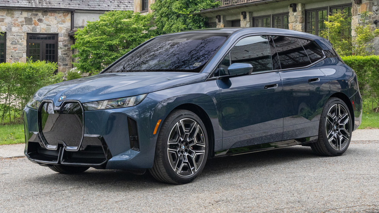 Fron 3/4 view of a 2025 BMW iX