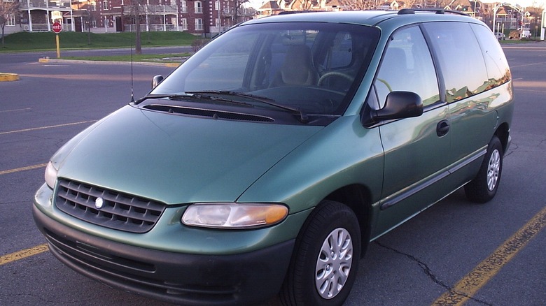 A green 1997-2000 Plymotuh Voyager photographed in Dollard Des Ormeaux, Quebec, Canada at the Auto classique Jukebox Burgers.