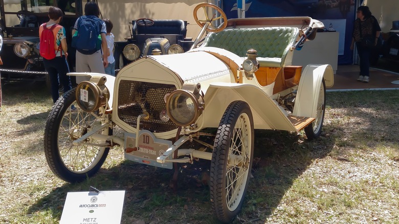 A white 1908 Metz Plan Roadster at the Autoclásica Show in 2022.