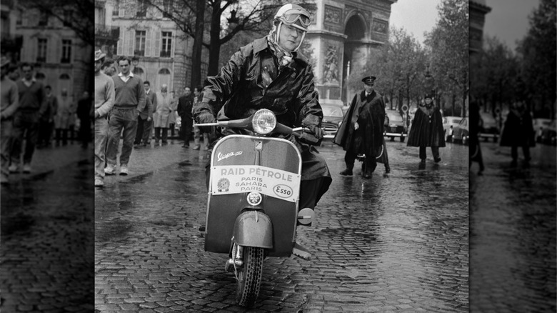 Georges Monneret connected his amphibious Vespa
