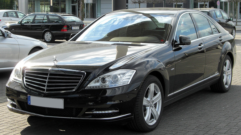 A front 3/4 view of a Mercedes-Benz S400 Hybrid