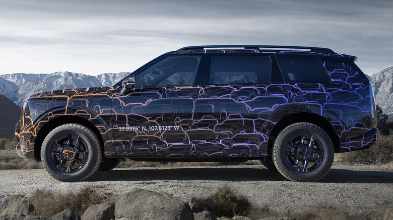 Side view of a camouflaged 2027 Kia Telluride in the desert