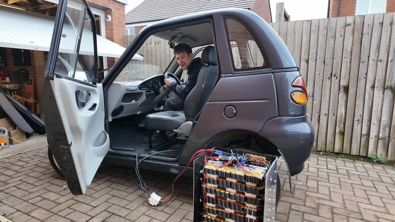 Chris Doel testing his G-Wiz with a battery pack made of disposable vape cells