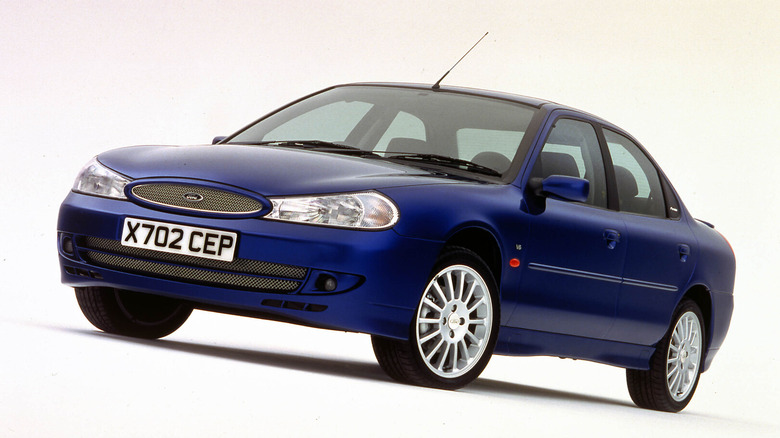 A press image of a blue Ford Mondeo ST200 on 17-inch alloy wheels.
