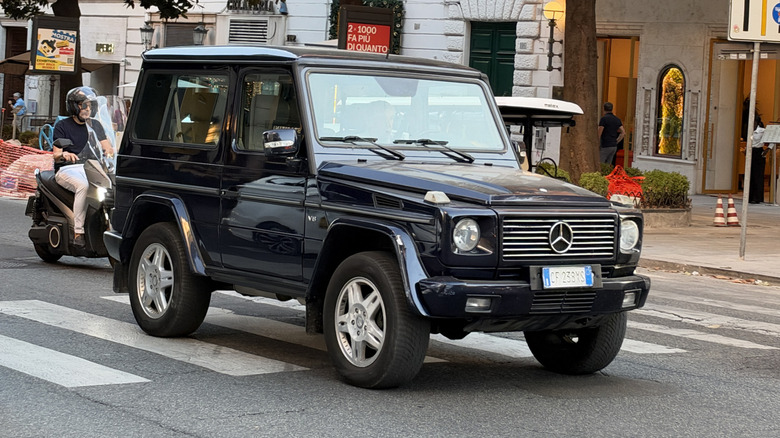 Front 3/4 view of a blue Mercedes-Benz G500 SWB