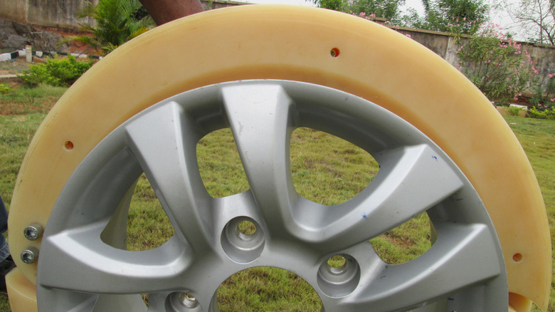 A "run-flat" tire with the hubcap surrounded by a large ivory-colored ring