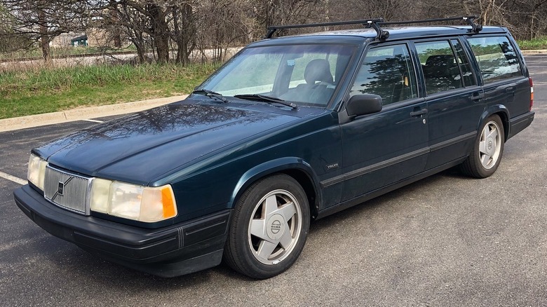 Front 3/4 view of a green Volvo 940 Turbo wagon