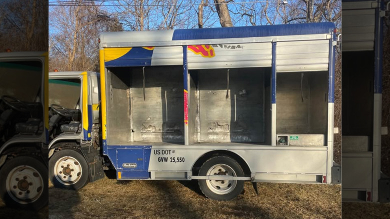 کامیون باکس ایسوزو با رنگ ردبول، درهای جانبی باز است