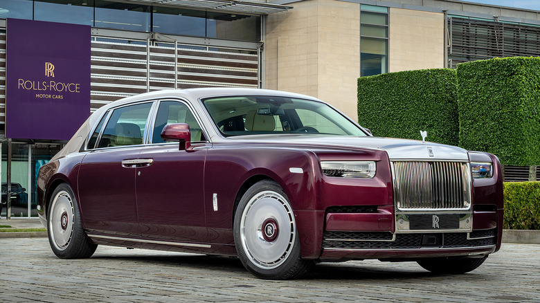 Front 3/4 view of the Rolls-Royce Phantom Hummingbird