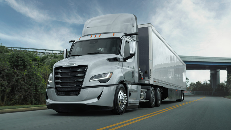 A fifth-generation Freightliner Cascadia Evo on a highway