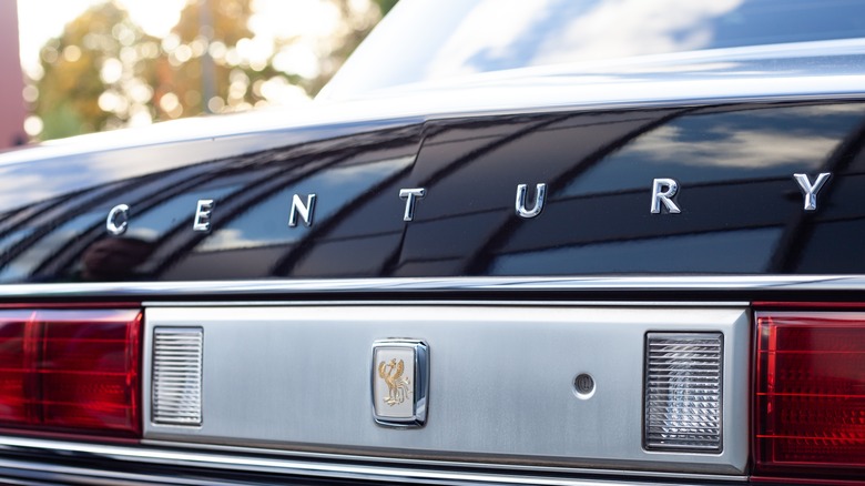 The trunk emblem connected a late-model achromatic Toyota Century