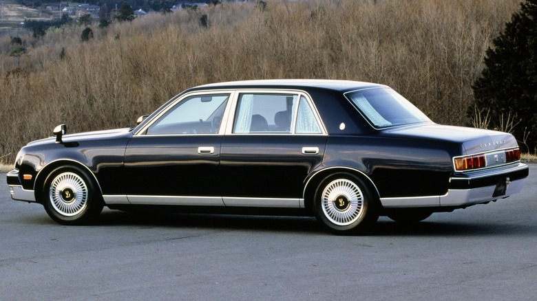 Second-gen Toyota Century rear 3/4 view