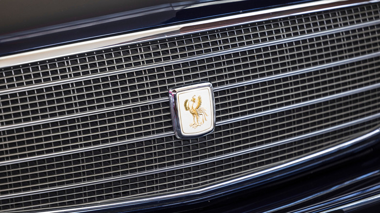Toyota Century front grille/marque close-up