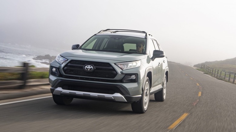 Front 3/4 view of a previous-gen Toyota RAV4.