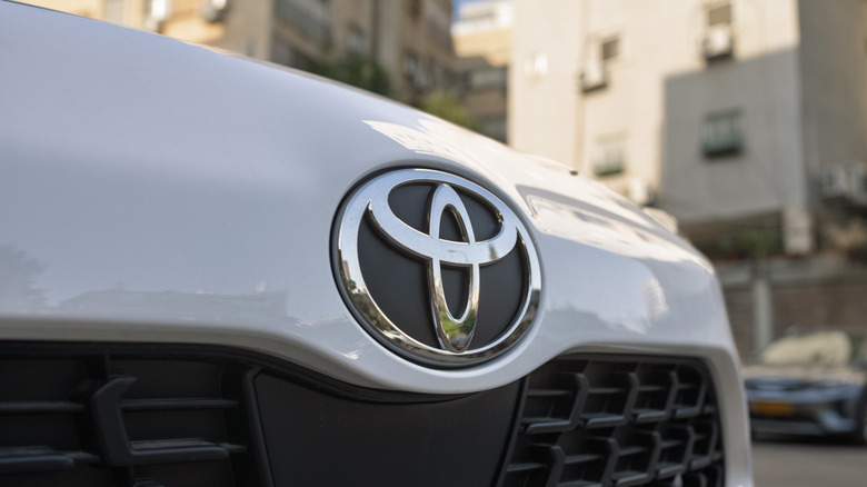 A Toyota emblem on a white car.