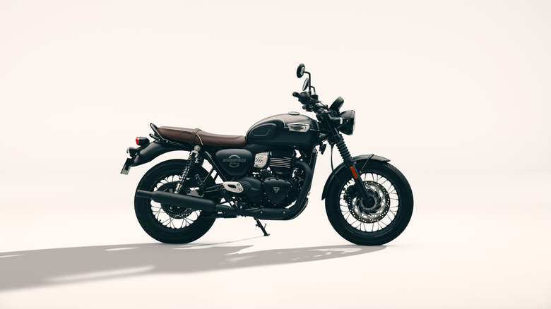 Triumph Bonneville T40 Black from the side