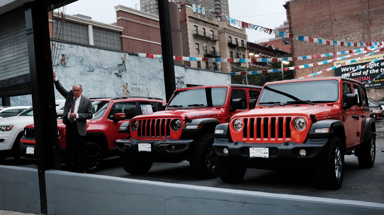 NEW YORK, NEW YORK - OCTOBER 05: New Jeeps are displayed at a car dealership on October 05, 2021 in New York City. As chip shortages and other parts-supply disruptions upend the auto industry, new vehicle sales fell nearly 26 percent in September in the U.S. A limited selection of new vehicles on dealer's lots is leading to a surge in the price of used vehicles. For the third quarter, auto sales were 3.4 million, down 13 percent from the same period a year ago. (Photo by Spencer Platt/Getty Images)