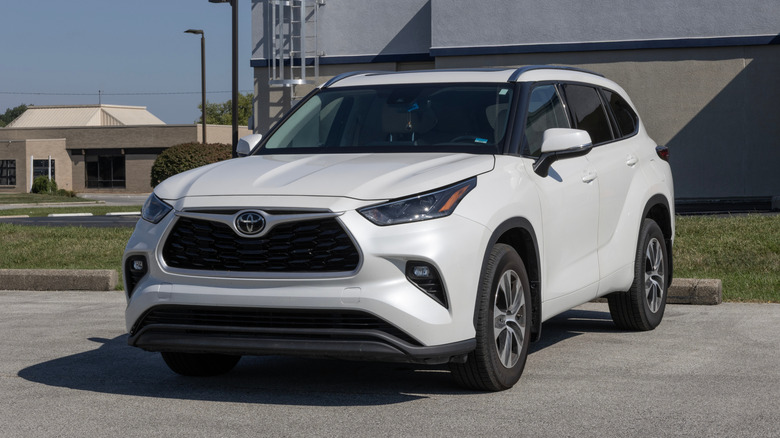 Used Toyota Highlander display.