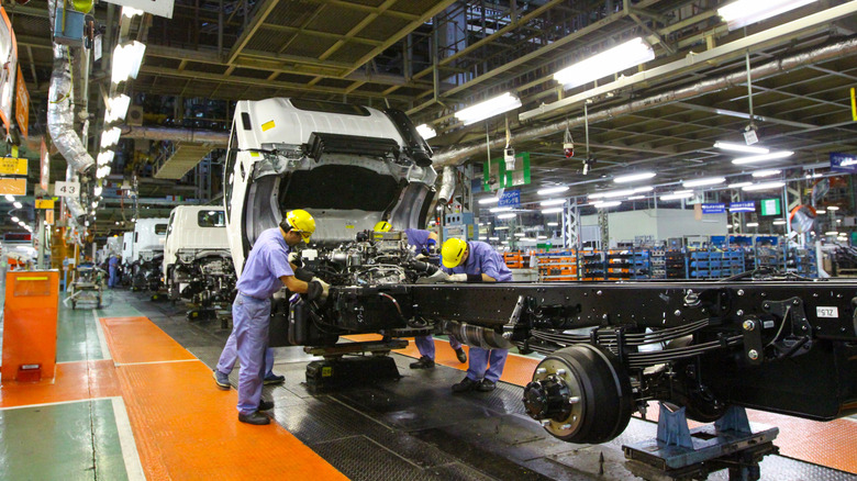 Truck factory. Isuzu diesel motortruck manufacture installation successful Kanagawa. Japanese worker connected dense conveyance accumulation line. Auto industry. Automotive. Fujisawa, Kanagawa, Japan