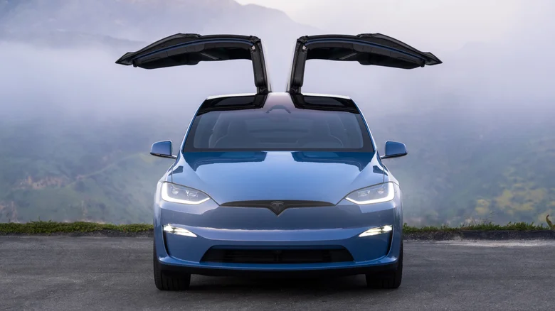 Използваният Tesla Model X е единственият електрически триредов семеен самосвал под $20 000 — но тук е уловката