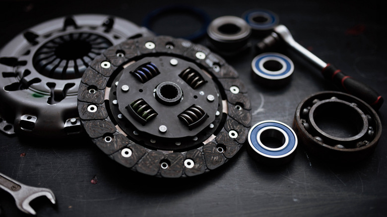 Clutch kit, disc basket and bearings for a car.